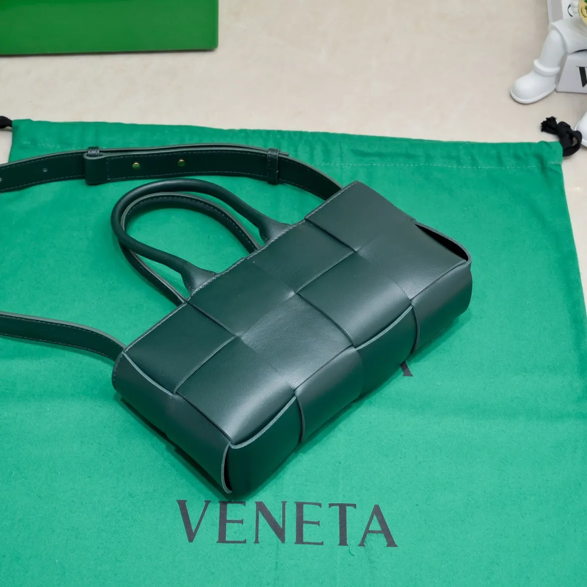 Batch 1460 🔥Latest Mini East-West Arco Tote Mini horizontal Intreccio woven leather tote bag with detachable strap • Single detachable internal zipper pocket • Leather rope buckle closure • Sheep leather composite Intreccio weaving process Size: 22*11*5.5cm, handle height 11, strap 55cm Model: 6778#